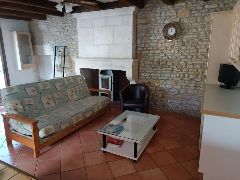 Charmante Maison En Pierres Sainte-Radégonde-des-Noyers Exterior foto