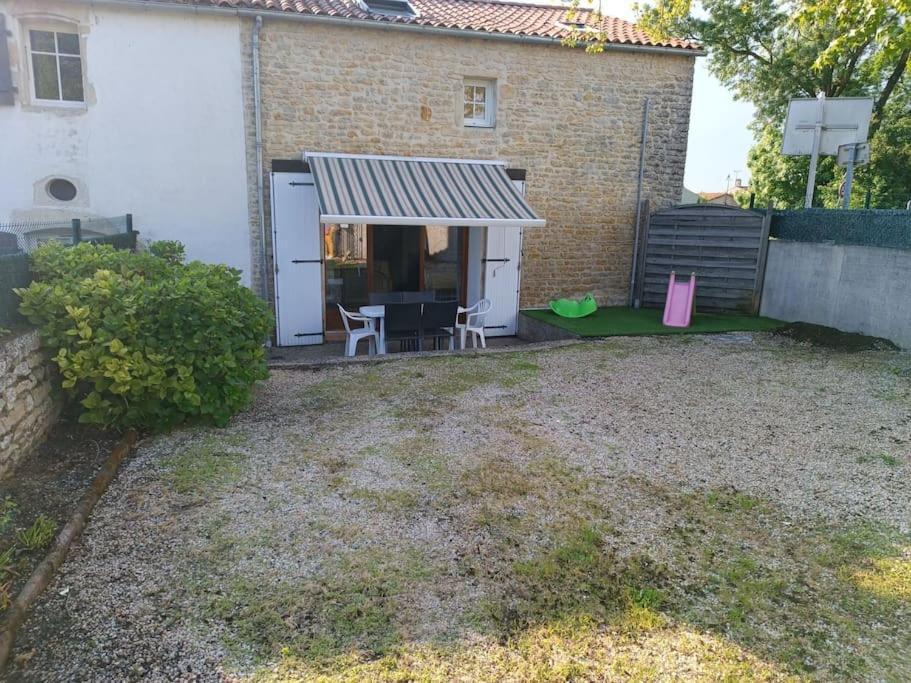 Charmante Maison En Pierres Sainte-Radégonde-des-Noyers Exterior foto
