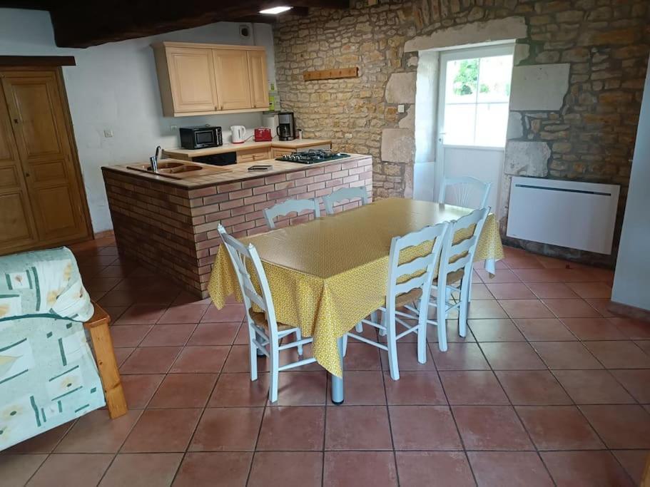 Charmante Maison En Pierres Sainte-Radégonde-des-Noyers Exterior foto